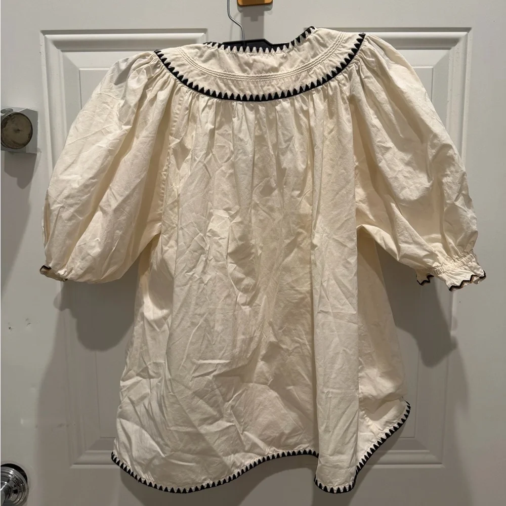 Ulla Johnson Ruby Top in ivory water-washed poplin with black trim. - Picture 3 of 5